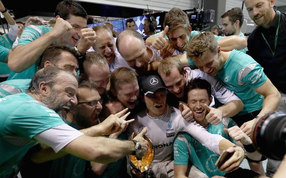 Selfie di Rosberg coi meccanici. Afp